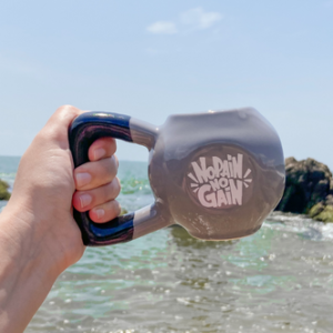 CANECA KETTLEBELL CROSSFIT CINZA COM PRETO NO PAIN NO GAIN - 410ML UN